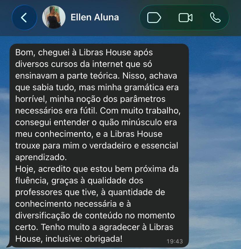 Foto da aluna 3 demonstrando contentamento com os cursos oferecidos